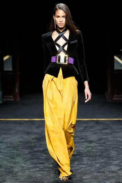 Look 16